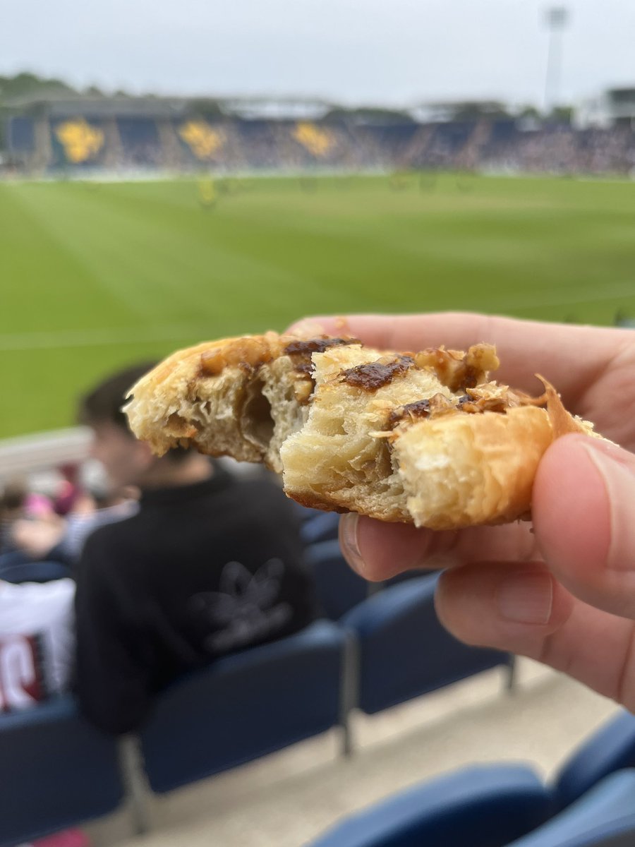 A long walk to @GlamCricket vs @Gloscricket as the bus didn’t show. But happily refuelling with some Father’s Day calories, thanks to @sjweltch 
#glamorgancricket #goglam #t20