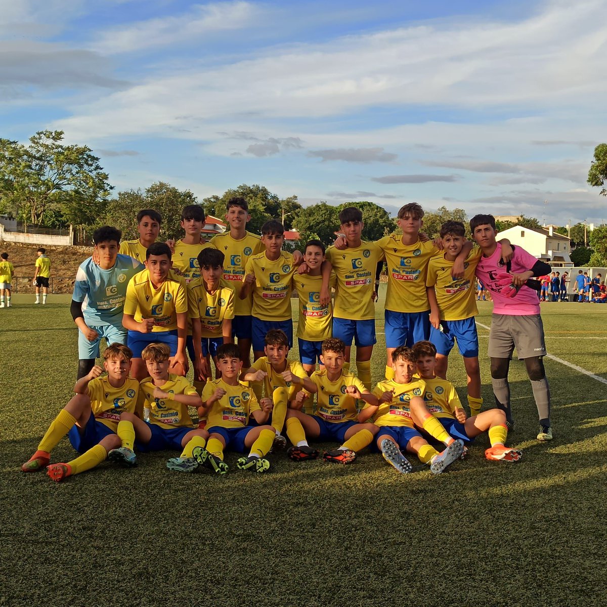 Resultados Mundialito Infantil A:
  •Infantil A 1 - Academia de Extremadura 0
  •Infantil A 2 - Victoria Setubal 2
  •Infantil A 2 - Olivenza 2
  • Infantil A 5 - Cruz Villanovense 1
Clasificados como primeros de grupo con 8 puntos.
Semifinales: 
  •Infantil A 0 - Betis 6