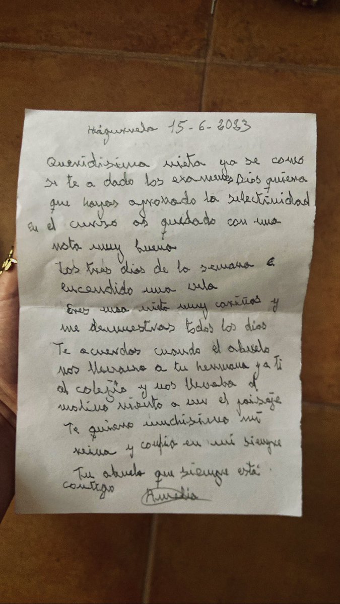 En el curso de la memoria le dijeron a mi abuela que tenia que escribirle una carta a un ser querido y ella me eligió a mi😭, es que es lo mas bonico que hay en este mundo