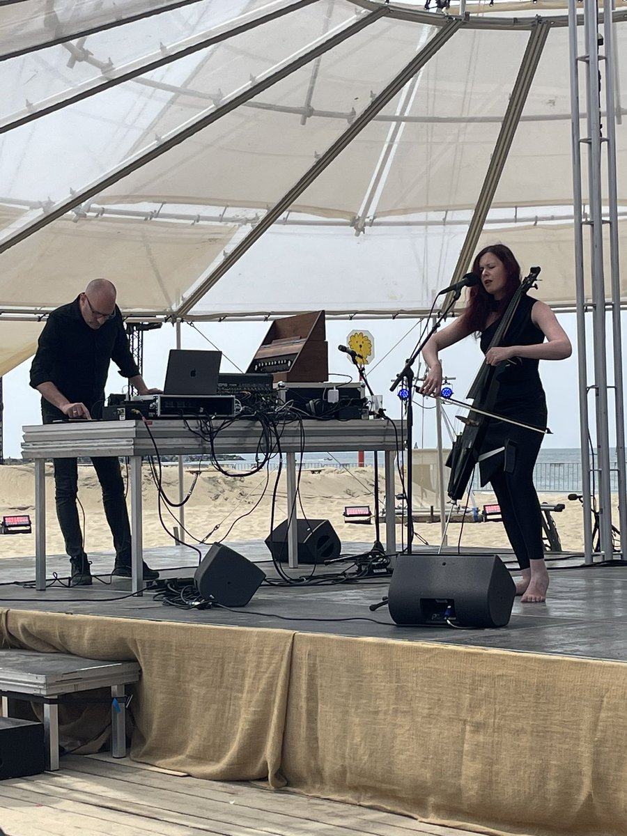MarischaKip's tweet photo. Het was een mooie dag op Scheveningen gisteren. @FestivalClassiq in samenwerking met Dag in de Branding. Genoten van @neweuropean, in het bijzonder van de première van Kate Moore, en van Maya Fridman &amp; Ludowic. Daarnaast heerlijk gezeten in strandtent Xiringuito. https://t.co/UNtEZRKZmJ