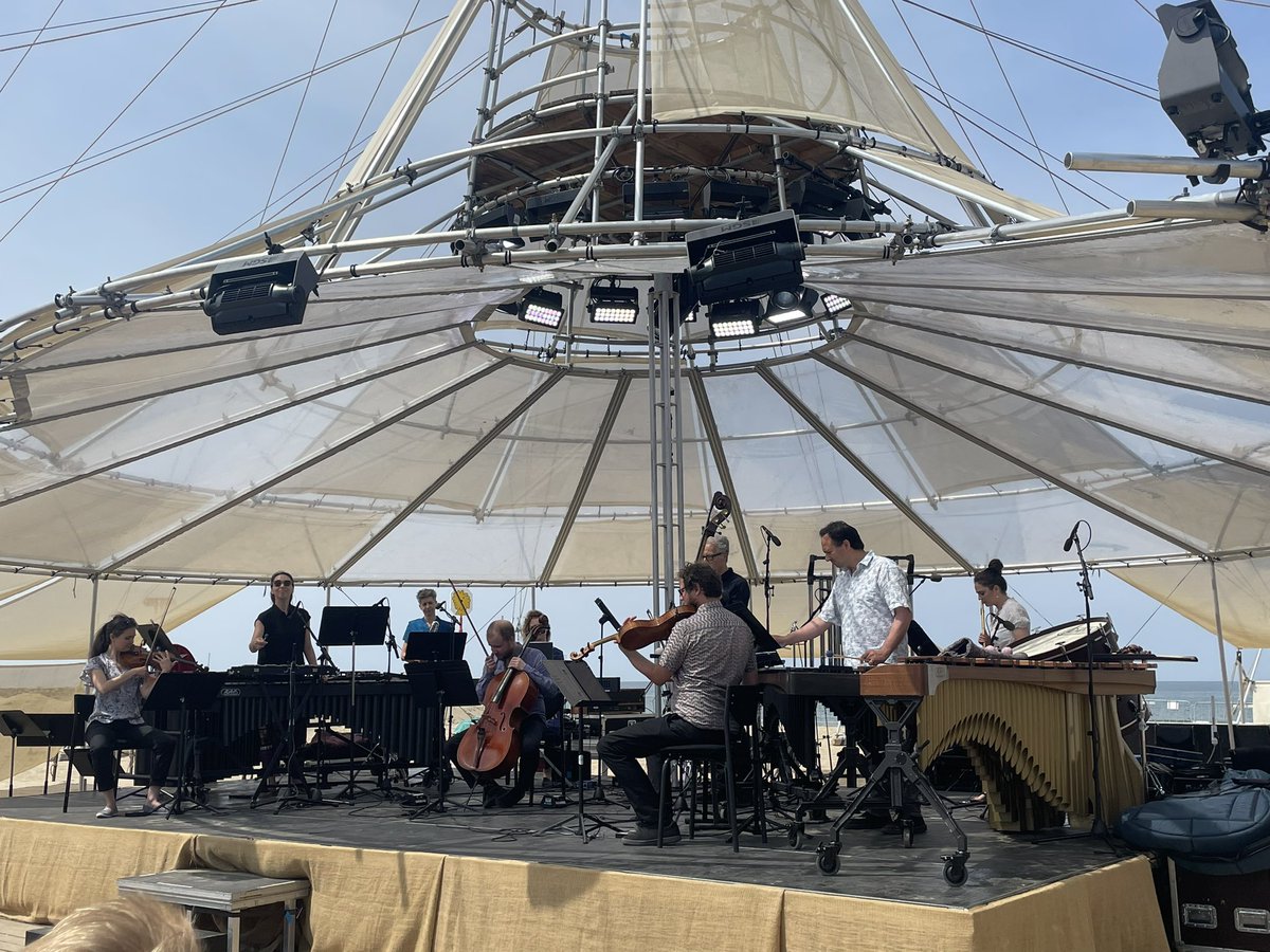 MarischaKip's tweet photo. Het was een mooie dag op Scheveningen gisteren. @FestivalClassiq in samenwerking met Dag in de Branding. Genoten van @neweuropean, in het bijzonder van de première van Kate Moore, en van Maya Fridman &amp; Ludowic. Daarnaast heerlijk gezeten in strandtent Xiringuito. https://t.co/UNtEZRKZmJ