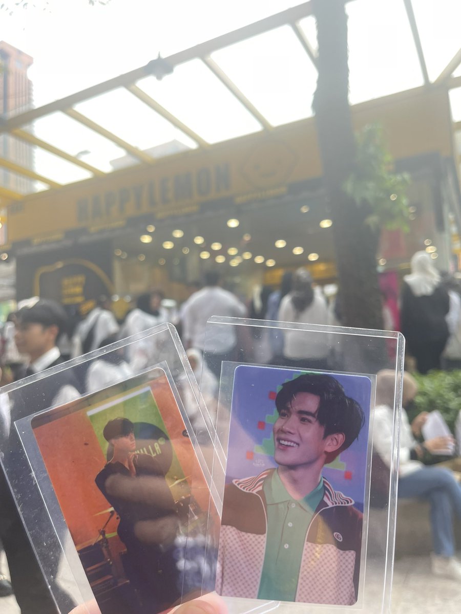 all the way from pahang to come here🥹the queue was too long but im glad that im being there early so i dont have to beratur panjang😭it was like heavy traffic from 1230 non-stop💀everything went well for today🥺thankyou for having this event🫶🏻 #MySchoolPresidentCsMy