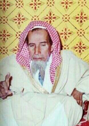 ALfalehaaa's tweet photo. 1. أهدى الملك سعود رحمه الله سيارة من نوع "بيوك" من السيارات الملكية للشيخ صالح الخريصي رحمه الله، فلما رآها الشيخ قال لأولاده اذهبوا بها إلى إبراهيم الراشد - وكان من تجار مدينة بريدة وأعيانها - واطلبوا منه أن يأخذها ويعطينا بدلاً عنها سيارة "وانيت فورد" تحملني أنا وإخواني https://t.co/ihXMie8sA5