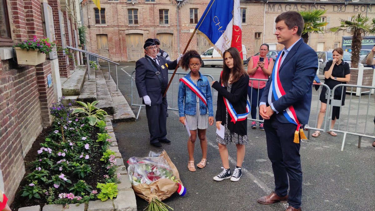 T_Houssin's tweet photo. 🇲🇫 Honoré d'avoir participé à la cérémonie de commémoration de l'appel du Général de Gaulle ce #18Juin à #Charleval. Jamais, la flamme de la résistance française ne s'éteindra ! https://t.co/wAyIa6i8bT