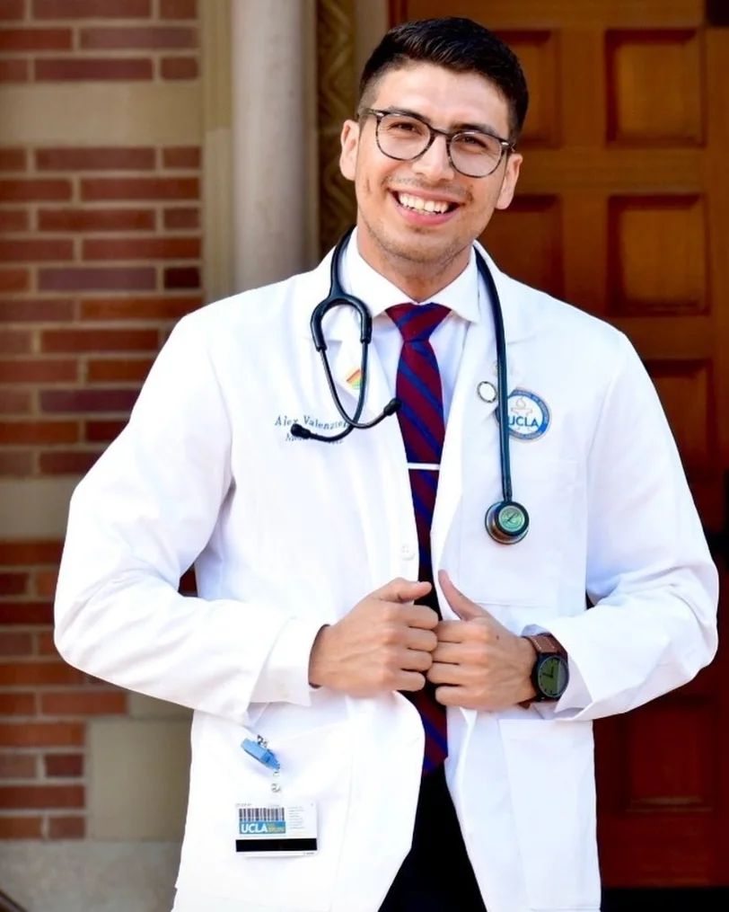 Hi #MedTwitter & #Neurosurgery match!  

My name is Alex Valenzuela, rising MS4 at @dgsomucla @cdrewu applying into Neurosurgery this #Match2024 🧠. Proud first-gen 🇲🇽, gay 🏳️‍🌈 and excited to share my passion for DEI and cancer immunology research. Would love to connect!