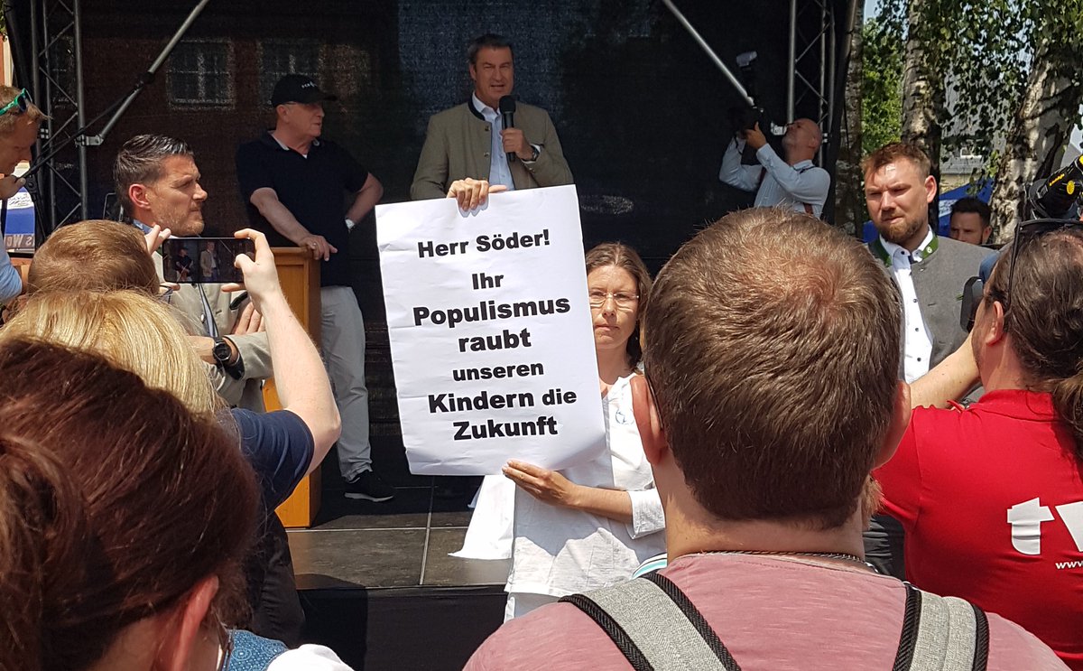 Speak truth to power!
Heute auf dem Familientag in Bayreuth: <a href="/Markus_Soeder/">Markus Söder</a>: Ihr Populismus raubt unseren Kindern die Zukunft!
Der #Klimakatastrophe und dem rapiden #Biodiversitätsverlust muss viel entschlossener entgegengetreten werden!
🧵1/3