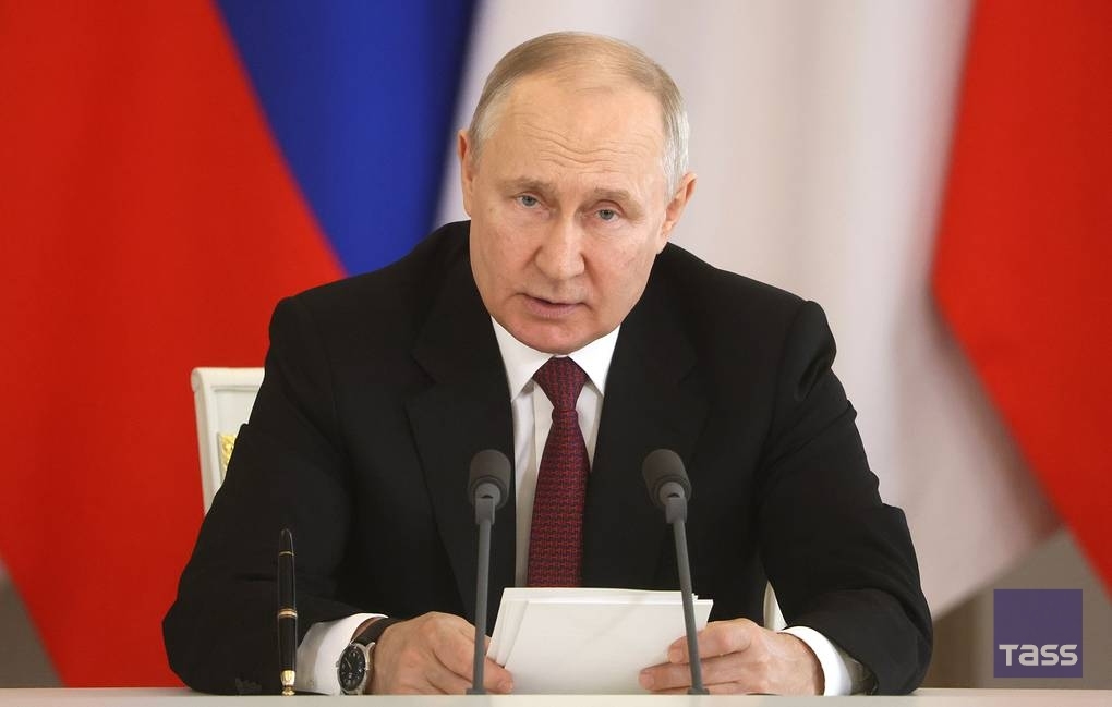 tassagency_en's tweet photo. Putin thanks volunteers — participants in Russia’s special military operation. Vladimir Putin described the solidarity within Russian society as Russia's great advantage:
https://t.co/4KLnWVUcMY https://t.co/gU0TSF9CXn