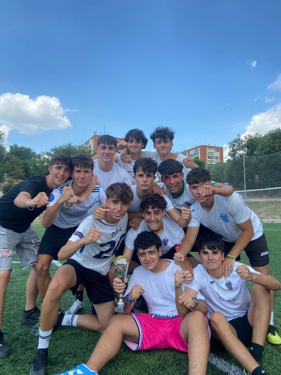 NoticiasPiru's tweet photo. 🏆CAMPEONES🏆
OMF SUMMER CUP WINNERS!

Invictos en el torneo derrotando en la final a su rival por 6-3 a pesar de haber empezado perdiendo por 1-3

Goleadores: Luca x3 Pedro x2 y Mencía https://t.co/ant8WdbCNc