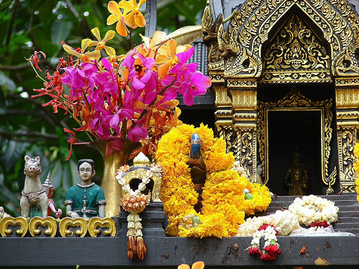 Thai 'spirit houses' with offerings are built near houses, businesses, and fields to appease surrounding spirits, known for being unpredictable. They offer prosperity and luck, but also calamity or ill luck when disrespected.

My take on #FolkloreSunday theme of 'fairies'. 1/4