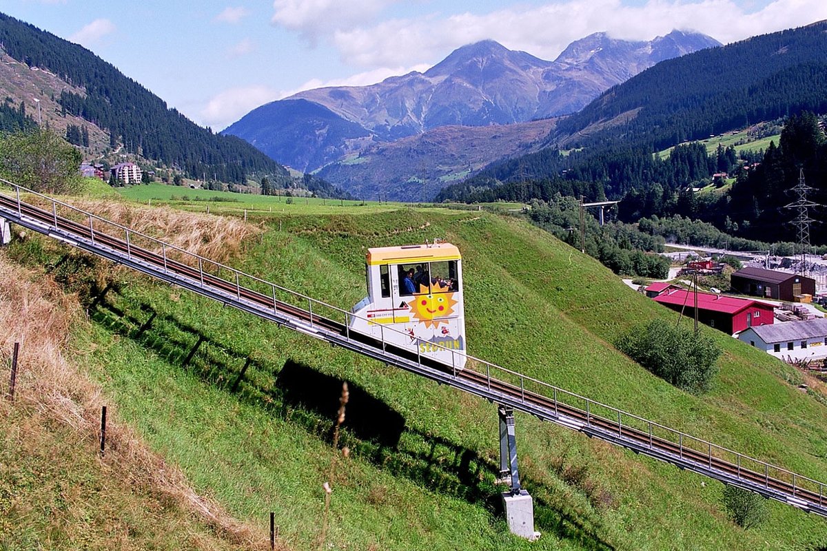 funimag's tweet photo. Sep 2000 J'étais à Sedrun (Grisons) pour voir le funiculaire d'accès au chantier du #tunnel du #Gotthard et au puits vertical.
Difficile d'imaginer son ouverture lointaine. Ouvert en 2016, je le pris en 2021 🇨🇭 🚞 🚇
#Alptransit #LyonTurin #EELV @LeLyonTurin @FabienneGrebert https://t.co/d7AdwMBAo9