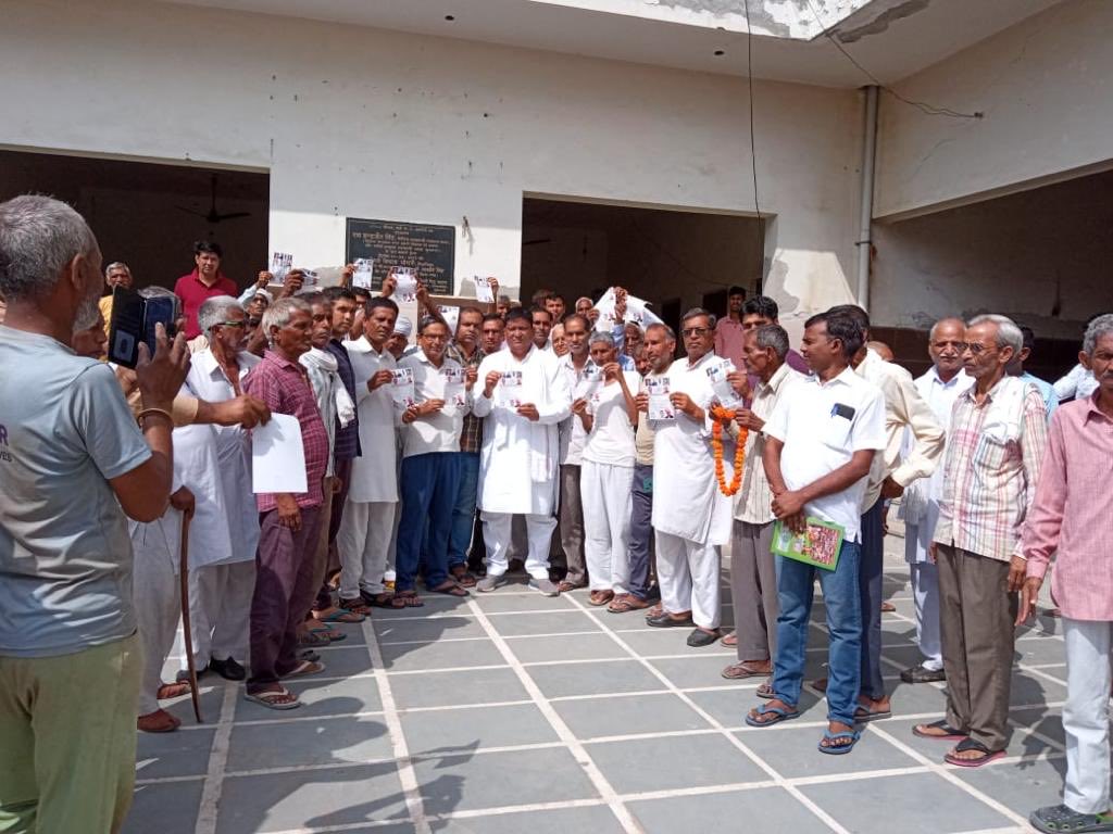 आज गाँव जटोली में भाई रिंकू पार्षद के नेतृत्व में नये साथियों से मुलाक़ात हुई और अपनी कांग्रेस पार्टी की विचारधारा से अवगत कराया।
⁦<a href="/BabariaDeepak/">Deepak Babaria</a>⁩
⁦<a href="/BhupinderShooda/">Bhupinder Singh Hooda</a>⁩ 
⁦<a href="/INCUdaiBhan/">Udai Bhan</a>⁩ ⁦<a href="/DeependerSHooda/">Deepender Singh Hooda</a>⁩