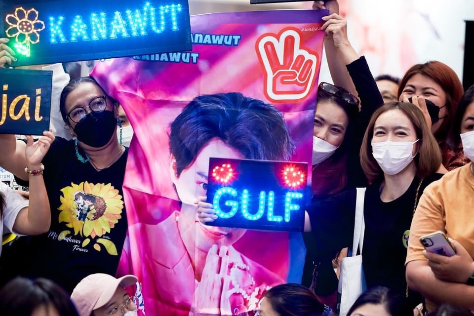 kapaochuma's tweet photo. HBD22/6/66มีแต่คำว่าขอบคุณและดีใจที่ได้มาเจอกันจะอยู่แบบนี้ไปนานๆขอแค่เธออย่าปล่อยมือฉันจงเติบโตอย่างสวยงามแบบนี้ต่อไปจะอยู่เป็นกำลังใจให้กลัฟตลอดไปรักก็คือรักรักอย่างเข้าใจมันดีต่อใจทุกคนจิงๆคัฟน้องกลัฟคนที่แสนดีของพวกเรา❤🌻หวานใจของพี่กระเป๋า @gulfkanawut @Meephu7 @kapaochuma https://t.co/DLGoULX6O1