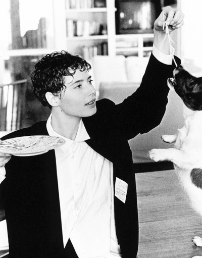 Happy birthday, Isabella Rossellini! 

Pictured here with her spaghetti-loving dog Macaroni in 1991. 
