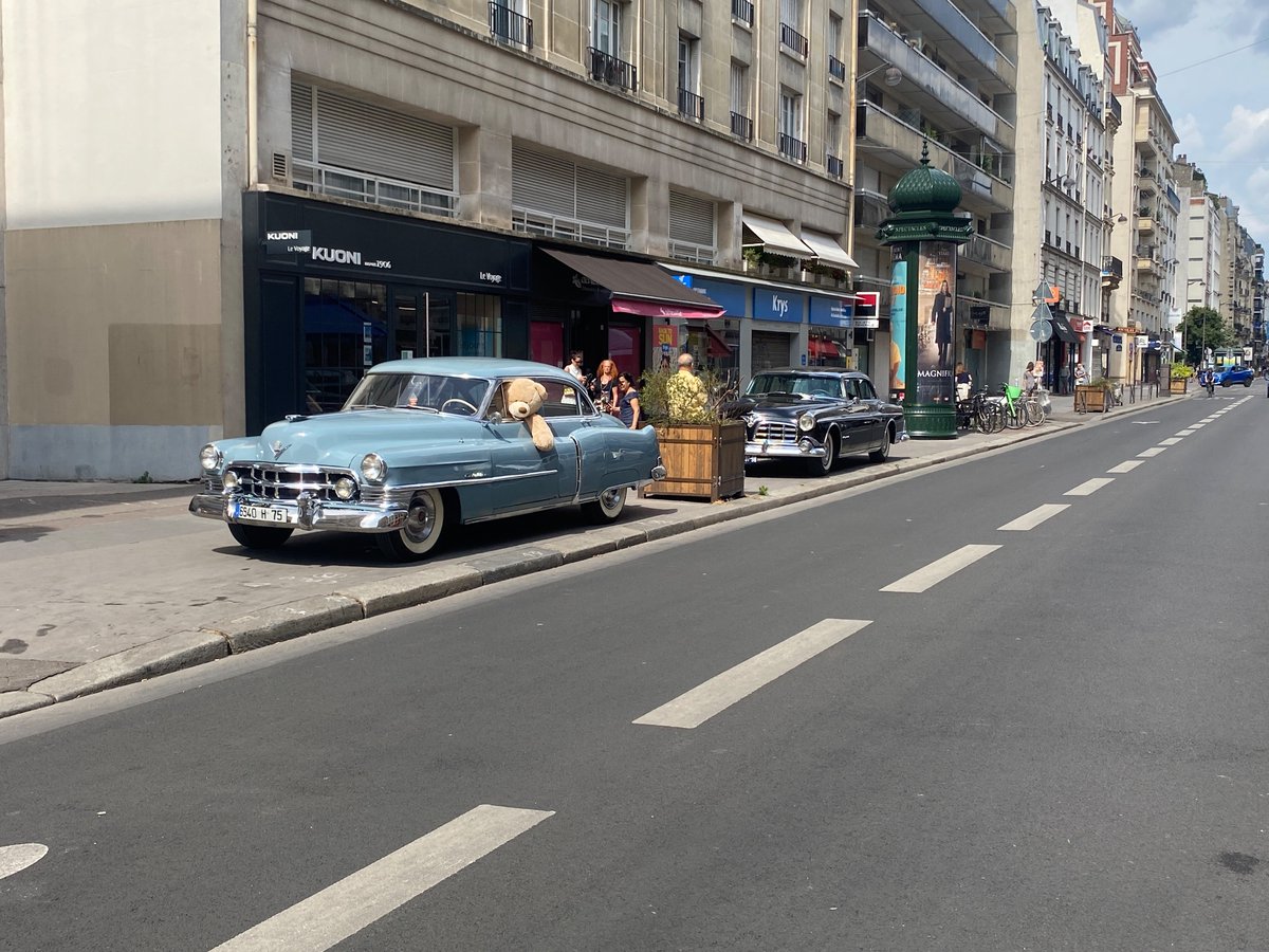 Est-ce l’ours en peluche ou la voiture de collection qui donne le droit de se garer sur le trottoir ? 
Avec un si large trottoir sur Lecourbe, on pourrait presque imaginer une piste cyclable nord-sud !!! <a href="/nicolas_nordman/">Nicolas Nordman</a> <a href="/PeS_15e/">Paris en Selle - 15e</a>