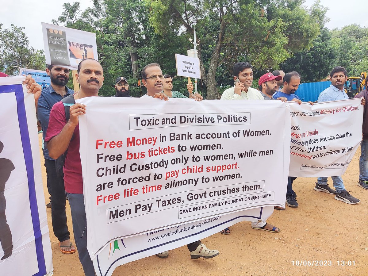 untoldStoryMens's tweet photo. #FathersDay2023 
MRAs from bangalore protesting for Father's rights for their own children. Many such Father's are going through #ParentalAlienation  and many of them quit their lives due to biased Judicial System.

Free schemes are there but for taking care of child women beg https://t.co/NWLXNZ0vUo