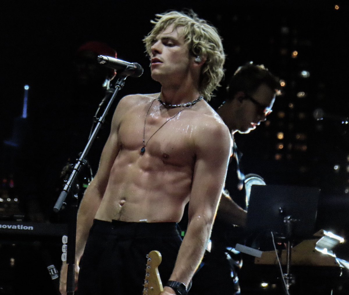 visualsross's tweet photo. ross lynch https://t.co/JJcQ26bDev