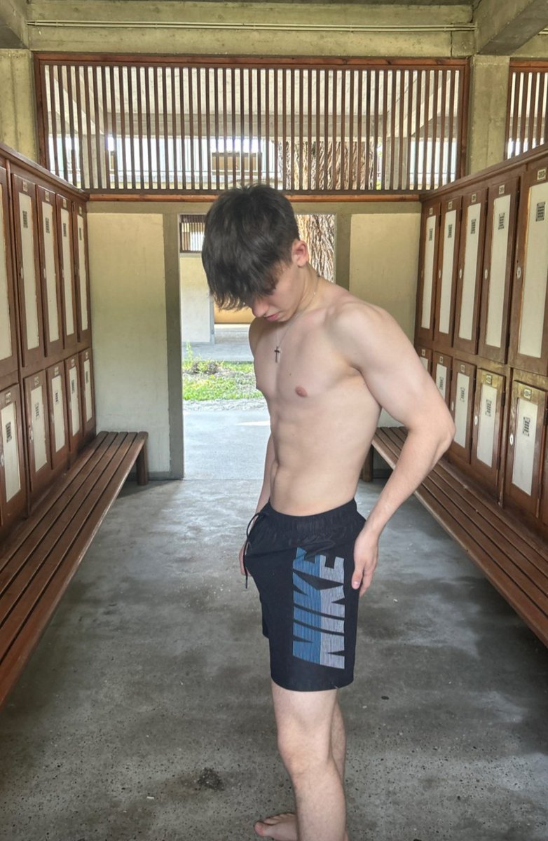 Leonardotwinkx's tweet photo. searching for my tan lines 😂🙈

RT if you'd go for a swim with me 💙 https://t.co/N4xU1Tyh9f