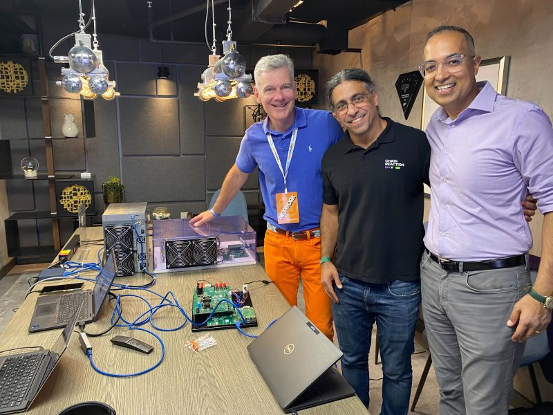 Chain Reaction's CEO Alon Webman, with our lead investor Morgan Creek Capital Management, LLC.'s CEO & CIO, W. Yusko and General Partner, Sachin Jaitly, at Bitcoin 2023 conference.

#Blockchain #EL3CTRUM #Bitcoin2023 #hardware #DisruptiveInnovation