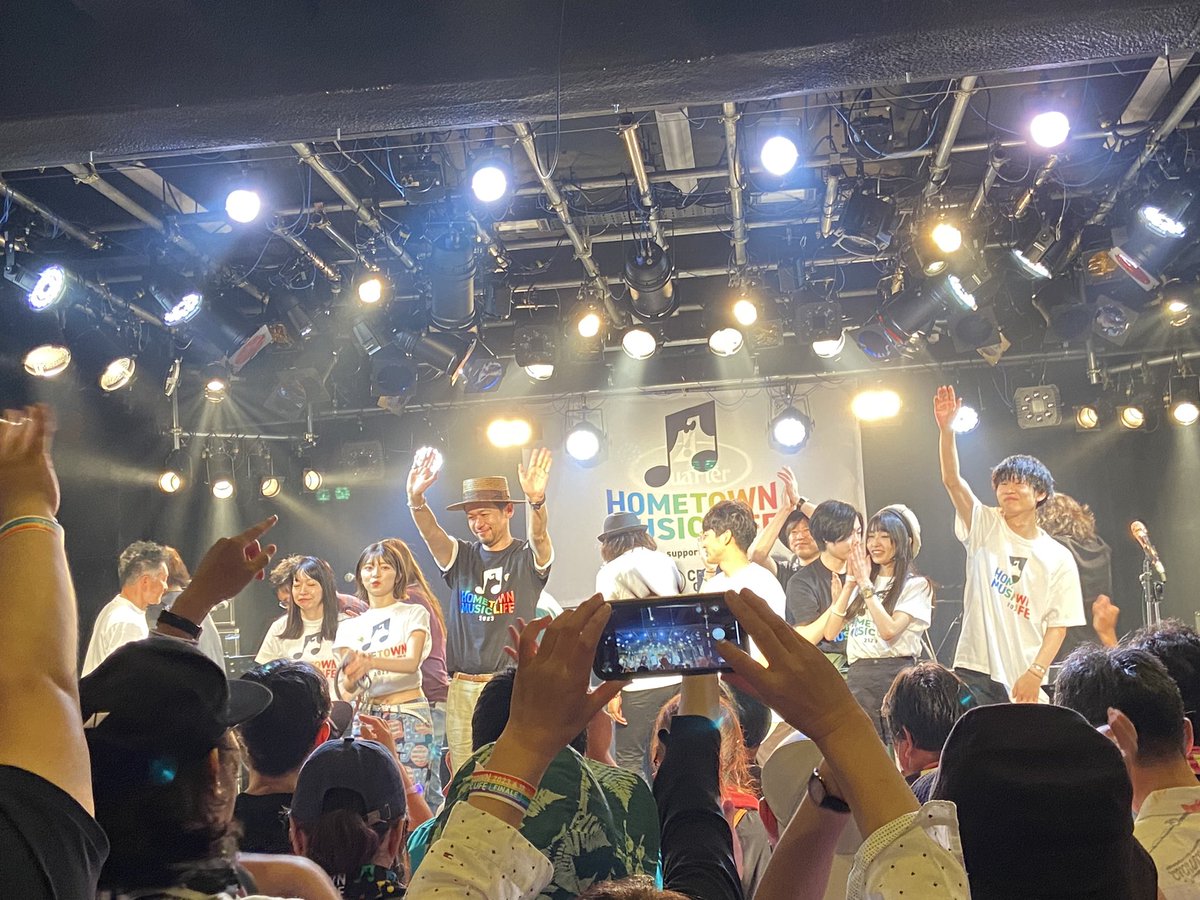 reomio_papa's tweet image. HTML2023青森クォーターでフィナーレ4時間超えのライブ‼️
SWALLOW〜小山内創祐〜モモ〜多田慎也〜ジョナゴールド全て坂本サトルバンドが演奏🎹
ジョナゴールド見たいファンが多く来てLEDペンライト赤か紫つけてました。
長いライブもついに終わりました。
サトルさんダイズ君お疲れ様でした
#HTML2023