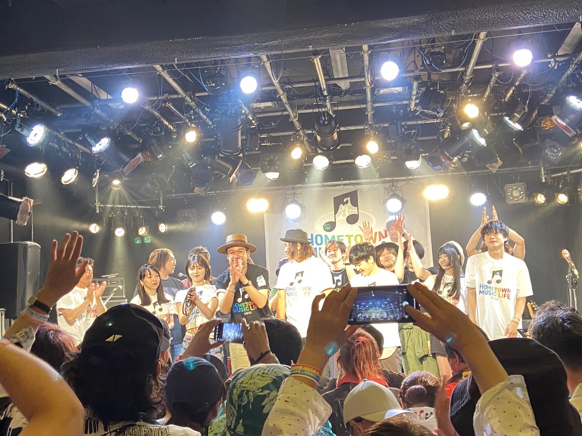 reomio_papa's tweet image. HTML2023青森クォーターでフィナーレ4時間超えのライブ‼️
SWALLOW〜小山内創祐〜モモ〜多田慎也〜ジョナゴールド全て坂本サトルバンドが演奏🎹
ジョナゴールド見たいファンが多く来てLEDペンライト赤か紫つけてました。
長いライブもついに終わりました。
サトルさんダイズ君お疲れ様でした
#HTML2023