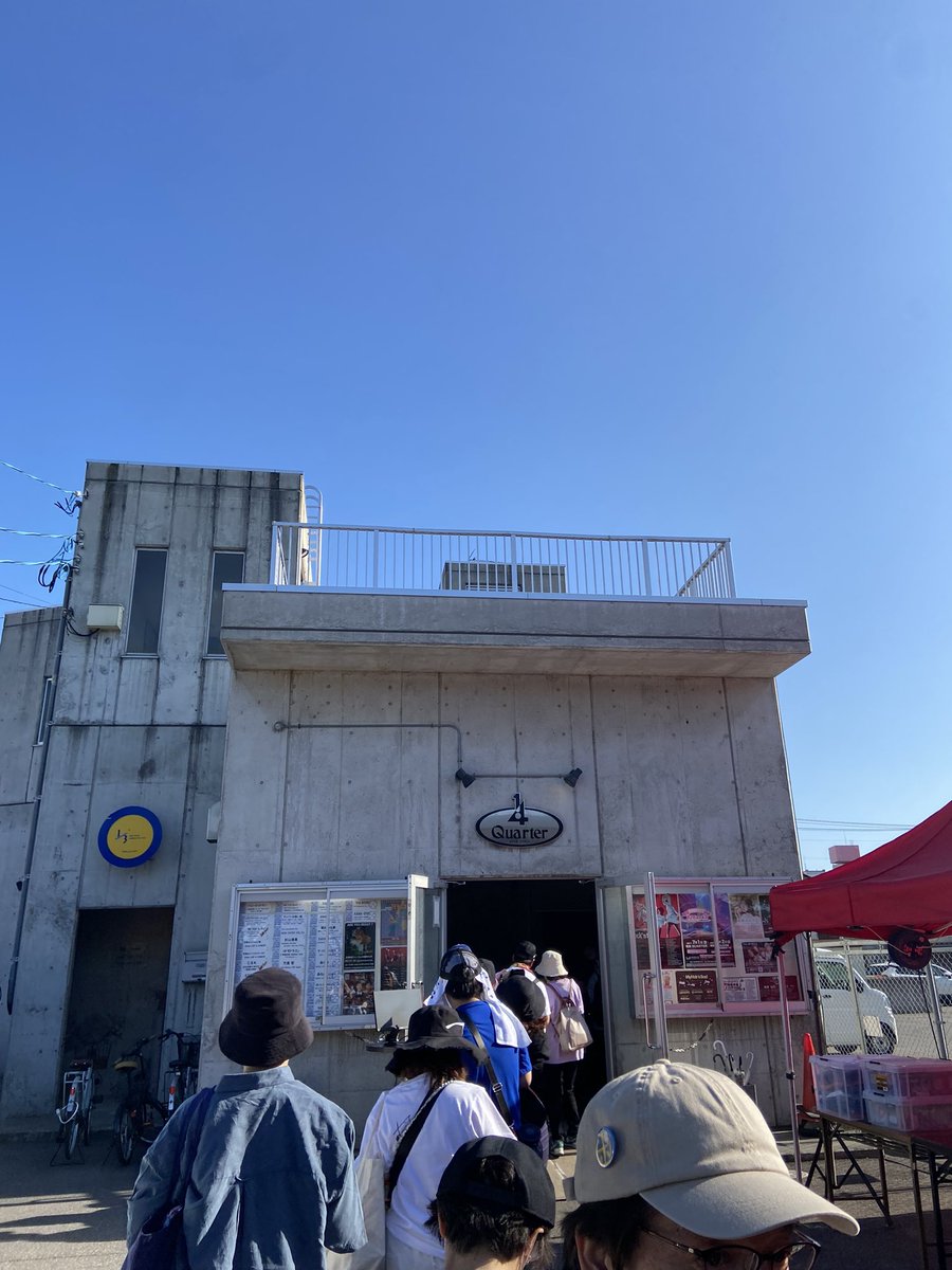 reomio_papa's tweet image. HTML2023青森クォーターでフィナーレ4時間超えのライブ‼️
SWALLOW〜小山内創祐〜モモ〜多田慎也〜ジョナゴールド全て坂本サトルバンドが演奏🎹
ジョナゴールド見たいファンが多く来てLEDペンライト赤か紫つけてました。
長いライブもついに終わりました。
サトルさんダイズ君お疲れ様でした
#HTML2023
