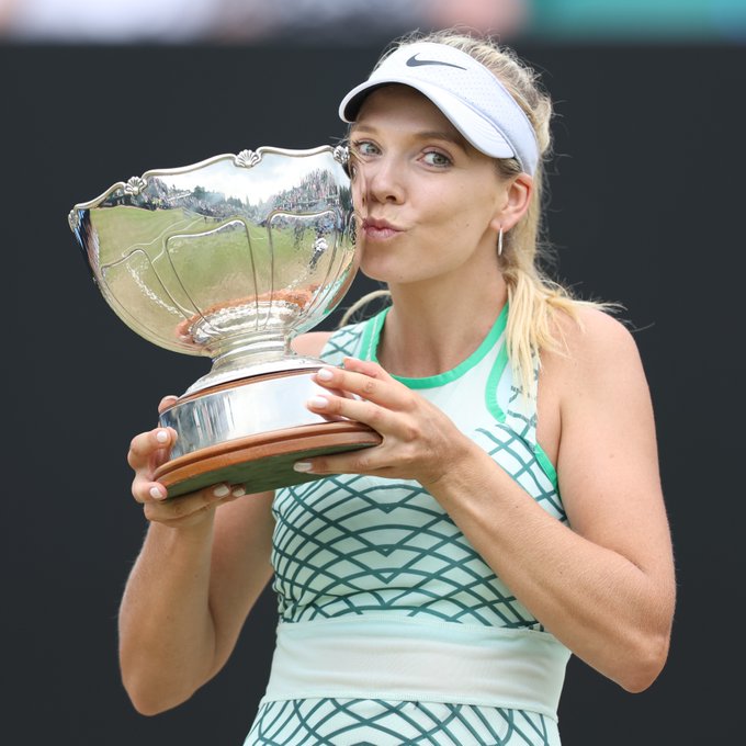 Katie Boulter kisses the Elena Baltacha Trophy