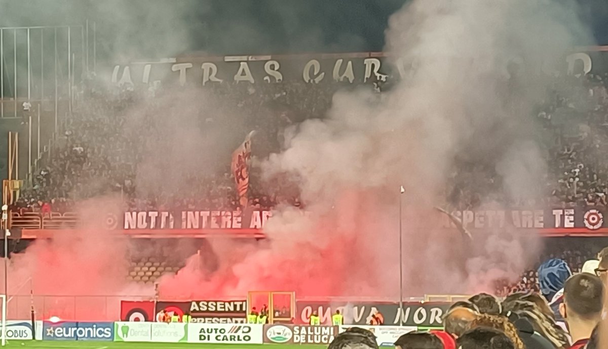 MAGICO FOGGIA ALÈ...
CANTO SOLO PER TÈ...
OVUNQUE ANDRAI SAREM..
SEMPRE TI SOSTERREM...
OOOOO...
OOOOO...
OOOOO...
OOOOO...

Lottate con il cuore, 
credeteci fino in fondo,
e porterete in alto questi colori. 🔴⚫
#FinoallafineFORZARAGAZZI
#FORZAFOGGIA