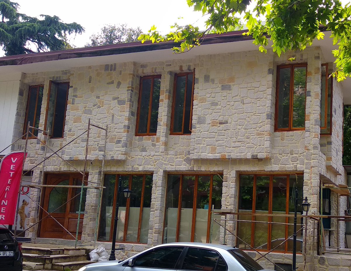 atkoksal's tweet photo. Zorla taş bina efekti vereceğim diye yapmasalar ne iyi olur. Bu kaplama olduğu belli kötü bir uygulama. Bir kere bu kadar ince dikme varsa bu masif kolon olur. Oran açısından fena. https://t.co/0xMASQiXRk