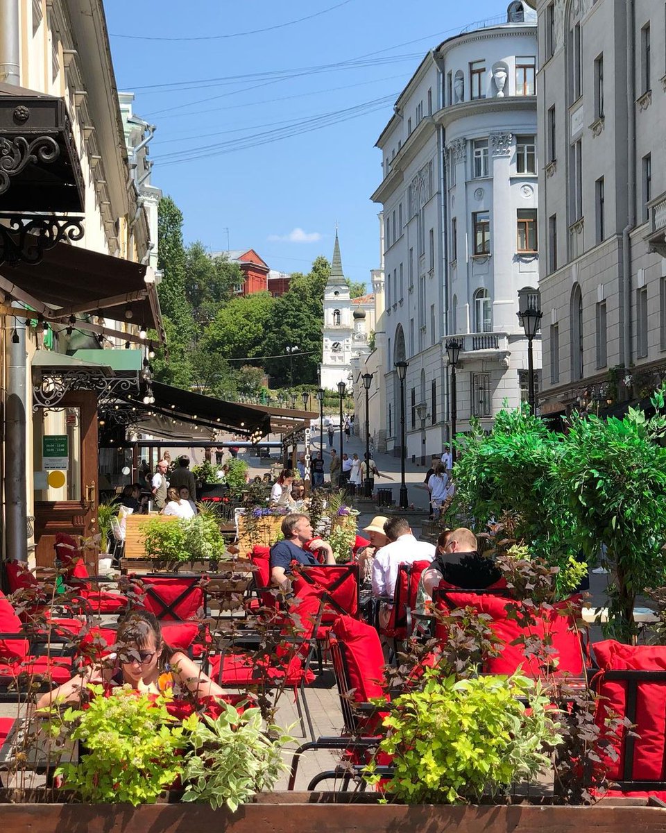 🍃  Ивановская горка. Летняя атмосфера на Забелина
Фото: instagram.com/exploremoscow