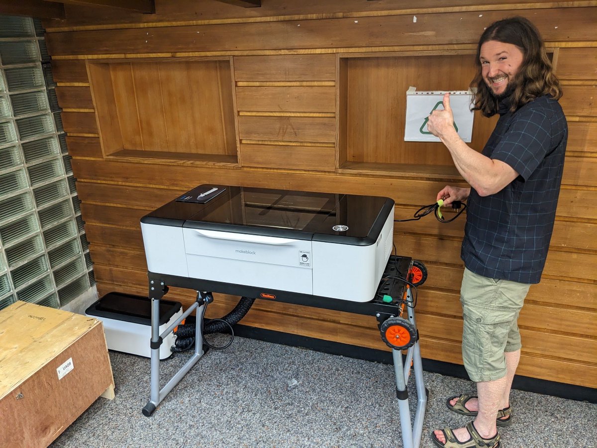 <a href="/WikimediaDE/">WikimediaDeutschland</a> Der neue Lasercutter, der uns kürzlich erst gespendet wurde (s. temporaerhaus.de/neues-jahr-neu…) steht sogar auch schon! 🪄