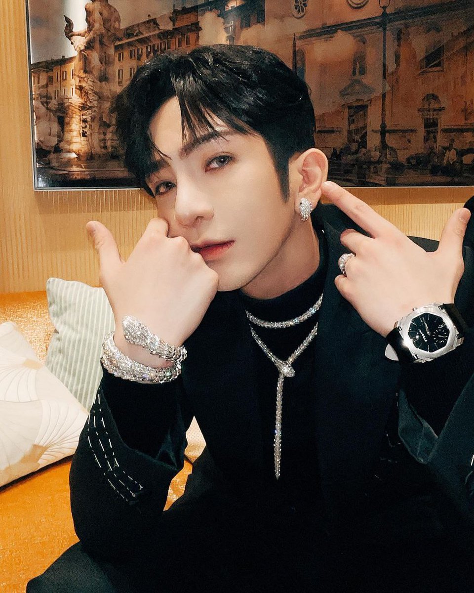 bploveslolo's tweet photo. #AnsonLo #盧瀚霆
#アンソン・ロー 
#앤손로 #로한정 #미러 #Bulgari #BulgariJewelry #HongKong https://t.co/DbCNWGkMfd