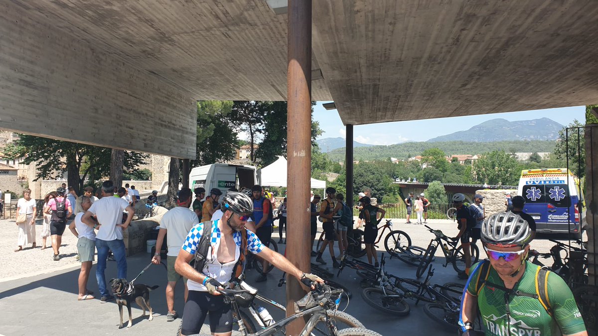Besalú Turisme (@besalu_turisme) on Twitter photo Parada d'avituallament de la cursa ciclista TRANSPYR 2023 al seu pas per Besalú.
Dissabte 17 de juny de 2023.
@TRANSPYR
<a href="/Aj_Besalu/">Ajuntament de Besalú</a> Parada d'avituallament de la cursa ciclista TRANSPYR 2023 al seu pas per Besalú.
Dissabte 17 de juny de 2023.
@TRANSPYR
<a href="/Aj_Besalu/">Ajuntament de Besalú</a>