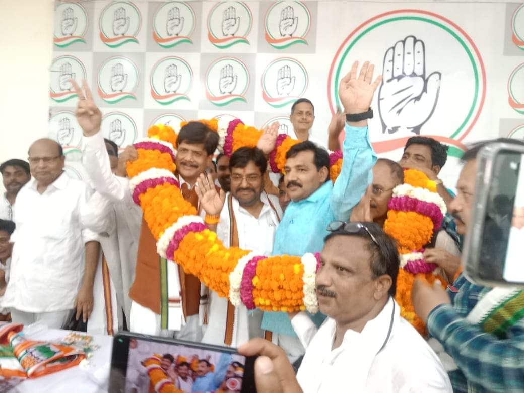 nikhilraoactvis's tweet photo. आज बहुत कष्ट हुआ कि हम लोग अपने मिशन में नाकामयाब हो रहे हैं जिस खेती को मान्यवर कांशीराम साहब सींच कर हरा-भरा बनाया उसी खेती को बचाने के बजाय आज हमारे कुछ साथी सांप नाथ एवं नागनाथ के खेमे में जाकर  दुश्मनों के कंधे को मजबूत कर रहे हैं लेकिन आज हमने जब मंथन किया यह एहसास हुआ कि कहीं ना कहीं हमारी भी कमी है कि आज हमारे साथी हमारे समाज में तैयार किए हुए नेता दुश्मनों के गोद में जाकर बैठ गए कहीं ना कहीं हमारे नेताओं ने भी गलती की है उसका नतीजा है चुनाव से लेकर संगठन तक काफी गहरा  असर पड़ा है आज हमारे कुछ नेता सिर्फ अपनी कुर्सी और अपने कुछ चमचों को चमकाने में लगे हुए हैं यही कारण है कि हमारा जो असली मिशन है उस मिशन में हम कामयाब होने के बजाय नाकामयाब हो रहे हैं
@bhimarmychief