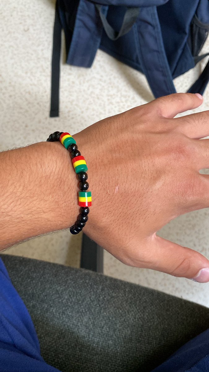 jsuis pas raciste j’ai un bracelet africain 🙌🏽🙌🏽