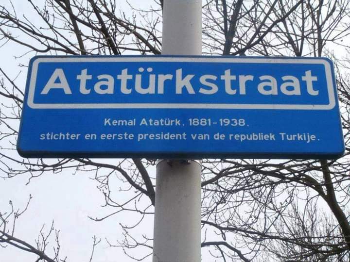 Hollanda Rotterdam'da 'Kemal Atatürk Sokağı...
BB D Klassen döneminde meclis üyesi olan Nuri ...'un girişimleri sonucu asıldı.
ilk asıldığında radikal sağcılar defalarca saldırdılar en az beş alt kez tabela yenilendi.
Artık onlarda alıştı Mustafa Kemal Atatürk'ün büyüklüğüne