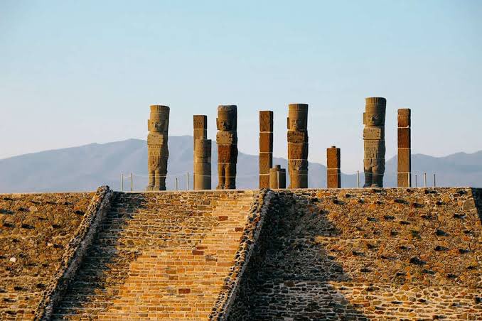 Realdelbosque's tweet photo. Los Atlantes de Tula son una de las imágenes más icónicas de la cultura tolteca y son considerados como un símbolo de poder y autoridad en esa antigua civilización. https://t.co/lbEknwnioC