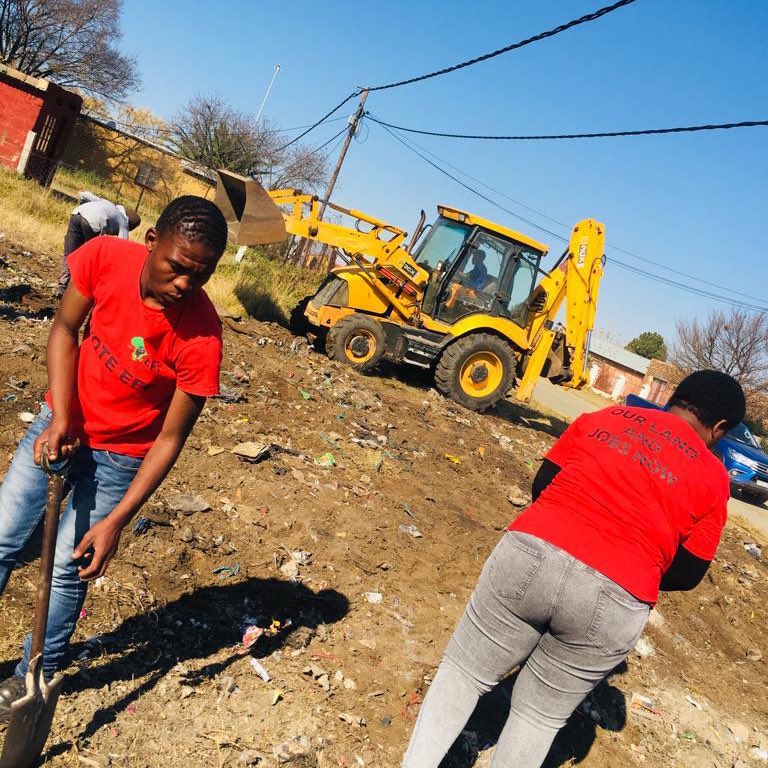 ♦️In Pictures♦️

#AndriesTataneCleanUpCampaign led by the Provincial Secretary, Commissar @MMsimanga_B in Orangeville, Metsimaholo.

-Every Saturdays the EFF cleans the communities.

-Changing the narrative, black townships will no longer be defined by filth and illegal dumping!