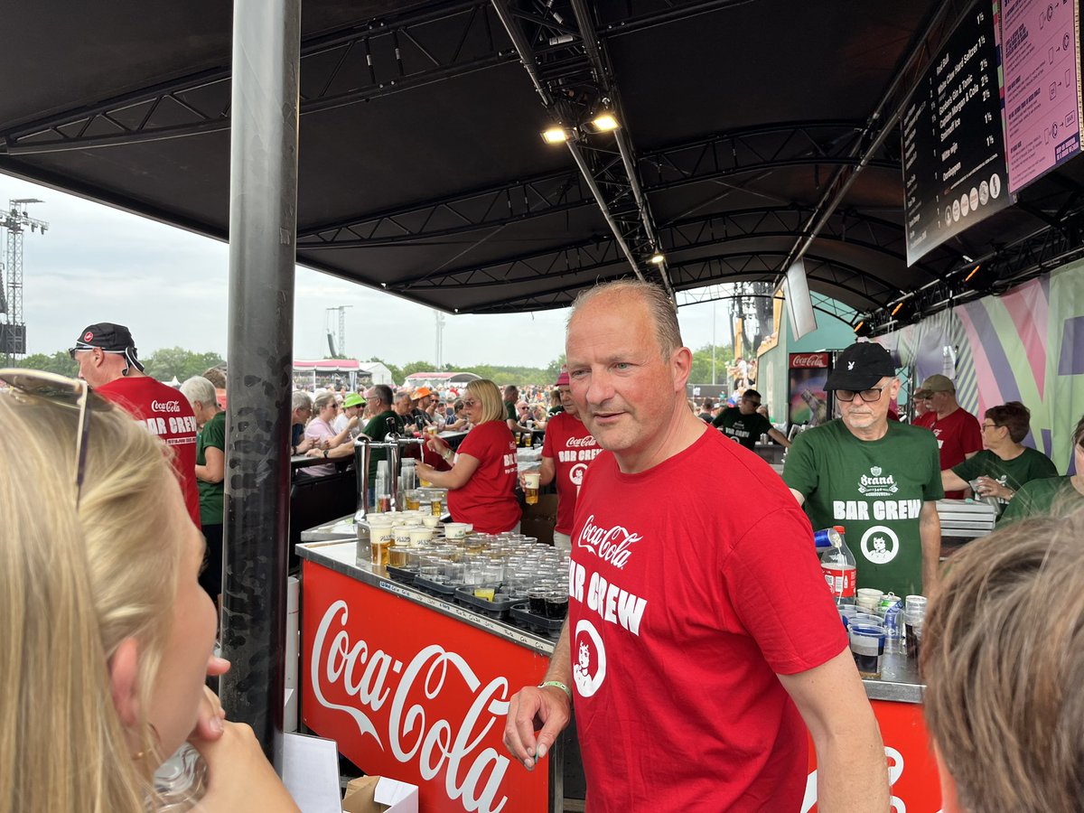 Grote waardering voor wethouder <a href="/leon_geilen/">Leon Geilen</a> van <a href="/sittardgeleen/">Sittard - Geleen</a> die voor zijn schutterij als vrijwilliger volop aan de slag is op #Pinkpop. Top