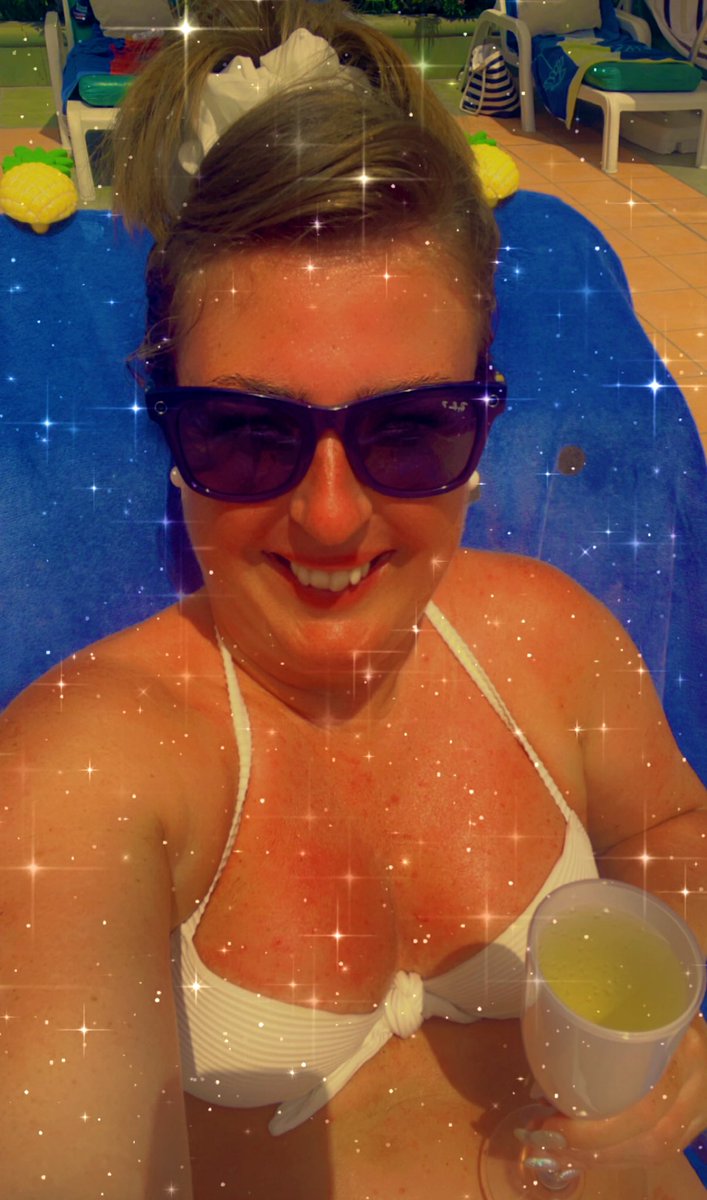 Basking with Bubbles! ☀️🏩🌴😎👙🥂🍾 #LivingTheDream 😉