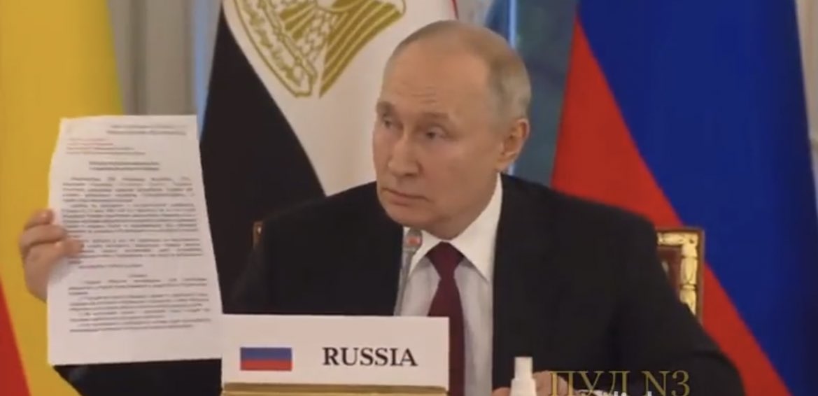 Liebe Medien &amp; liebe BuReg:

Warum findet man nirgendwo einen Bericht oder eine Stellungnahme darüber, dass Wladimir Putin bei einem bedeutenden Treffen mit einer afrikanischen Delegation in St. Petersburg ein Blatt in die Kamera hält, auf dem eine Vereinbarung zwischen den