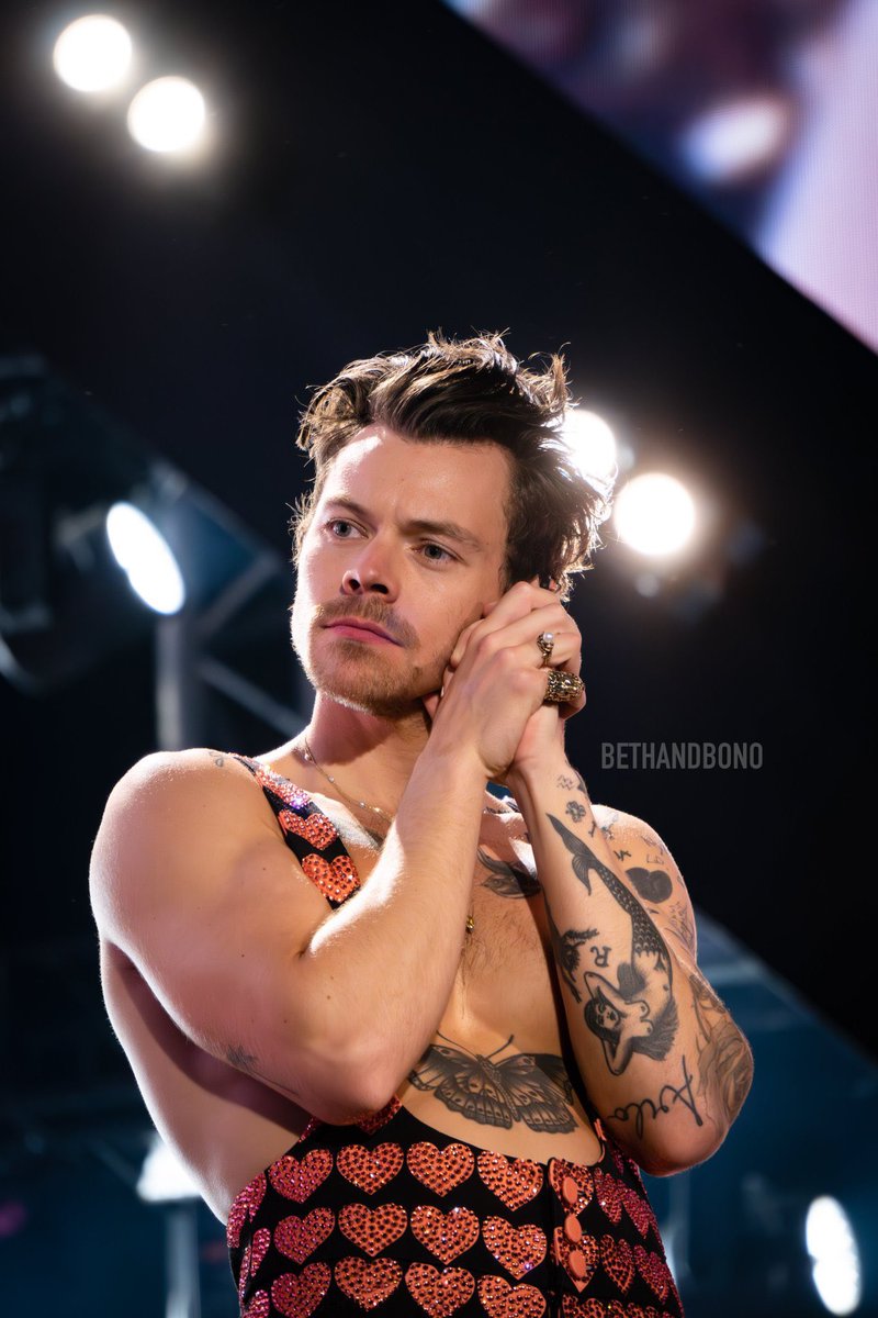 harrysbrasil's tweet photo. Harry ontem no palco da Love On Tour no Wembley Stadium 

via bethandbono https://t.co/xIzCRuX9RY