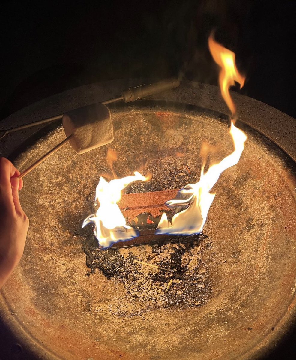 lNKYOTO's tweet photo. 𝖎znotokay posted to instagram.

s’mores, gollum, witches &amp; new furry friends. 🤍 https://t.co/v07ITz8dDJ