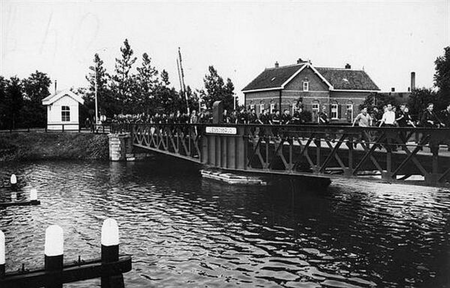 a4dooginal's tweet photo. In de jaren 50/60 werd er ook de avondvierdaagse gelopen. Netjes in de rij achter de meester aan over de Muntbrug. Dinsdag is het zover, dan lopen we ook weer over de Muntbrug!
#avondvierdaagse #ooginal https://t.co/LtlxC67knm