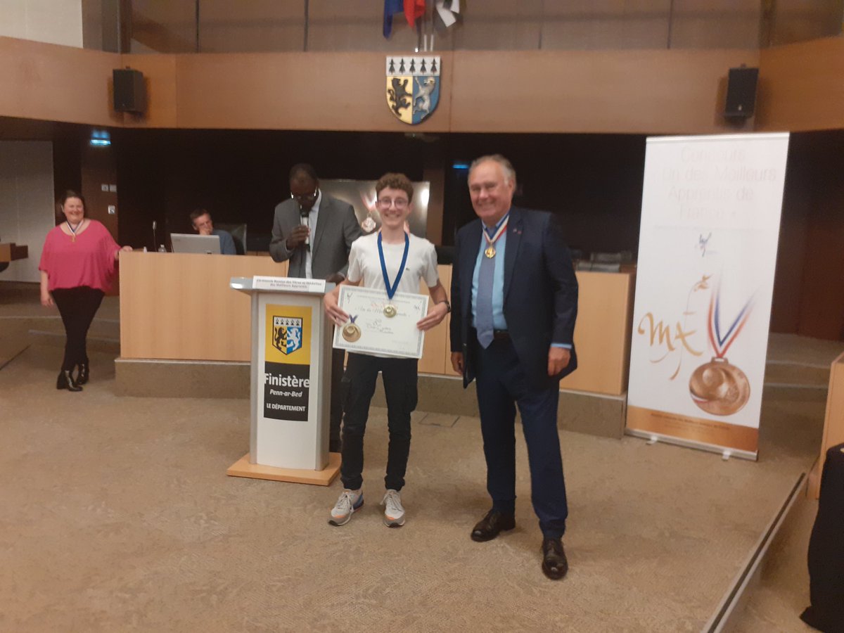 Nouveau lauréat au concours du meilleur apprenti en technicien menuisier agenceur. Bravo Timeo.
Belle médaille d’or 🥇