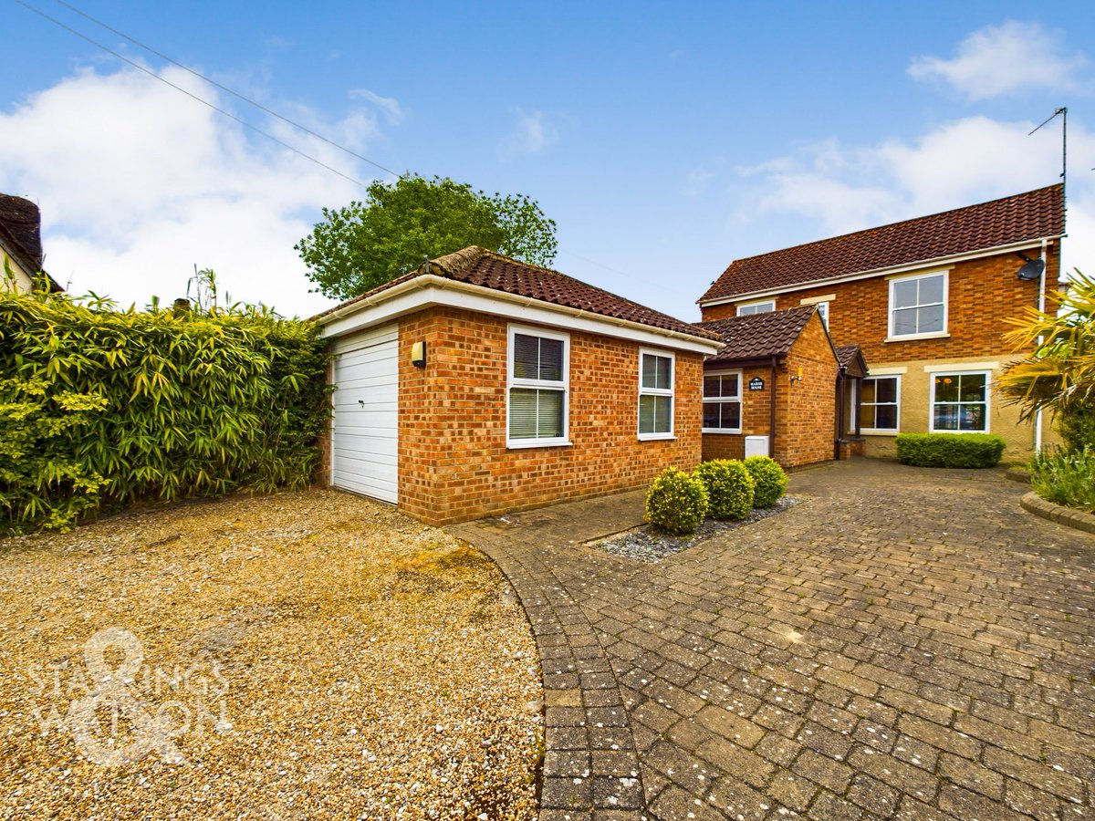 StarkingsWatson's tweet photo. Close to Acle High Street | Extended Detached Home | Flexible Layout with Annexe Potential | Two/Three Reception Rooms | Three/Four Bedrooms | Garage &amp; Driveway

Guide Price £425,000 to £450,000
📍 Reedham Road, Acle
🏡 View Full Details Here: https://t.co/PtFmYDpbSI https://t.co/bIYzxxHe4k