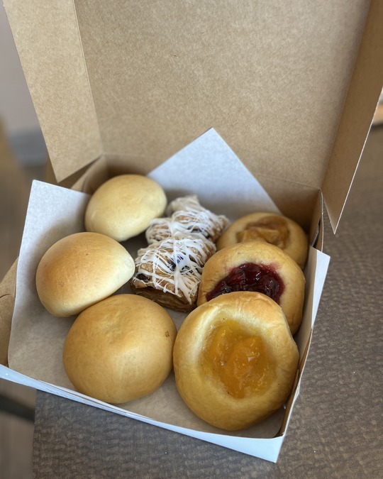 GiftAMeal's tweet photo. Treat yourself to the addictive deliciousness @KolacheFactory! These Czech pastries with sweet and savory fillings are a must-try. Quick bites on the go? They've got you covered.
#KolacheFactory #dogood #giftameal https://t.co/mHyqtYnhaU