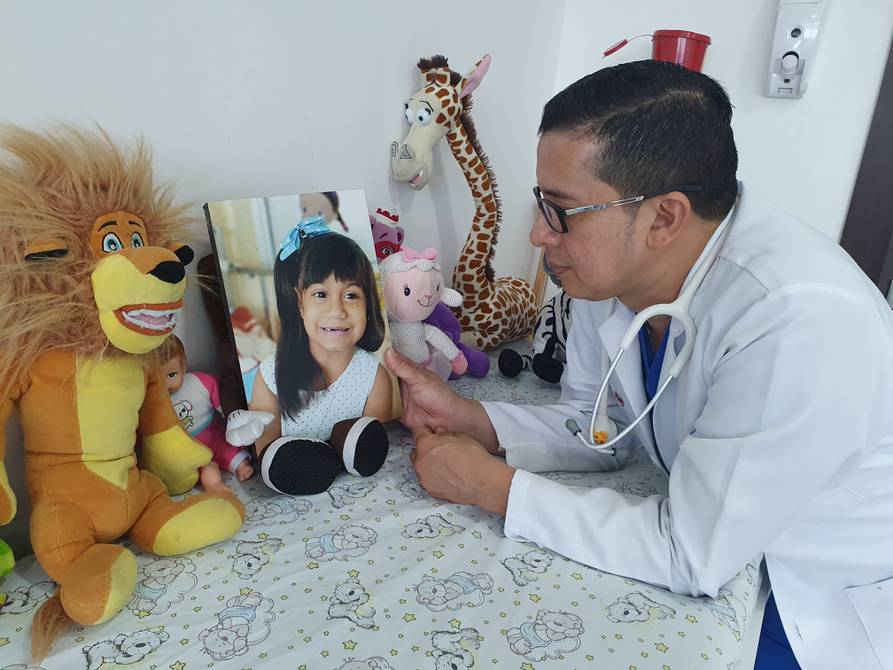 eluniversocom's tweet photo. ‘Pasó de ser mi paciente a ser mi hija’: la historia de un médico de Guayaquil que se convirtió en papá al adoptar a menor abandonada en hospital  ► https://t.co/n0eoBfZkIS https://t.co/GNDC57JZkb
