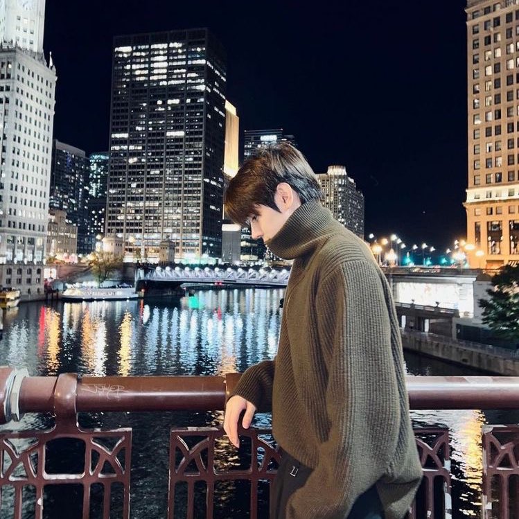 เด็กสาวก้าวขาตามผู้เป็นพี่ชายที่เดินนำไปอย่างไว ให้ตายสิ ดิออนเดินไวชะมัด

“ดิออน ยูเดินไม่รอเลย” น้ำเสียงหวานออกมาอย่างรวดเร็ว จนผู้เป็นพี่ชายต้องเอ่ยห้ามปราม

“หมวยอย่าเพิ่งบ่นพี่ดิ” น้ำเสียงทุ้มเอ่ยกับอารีแอดเน่ ผู้เป็นน้องสาวคนสุดท้อง