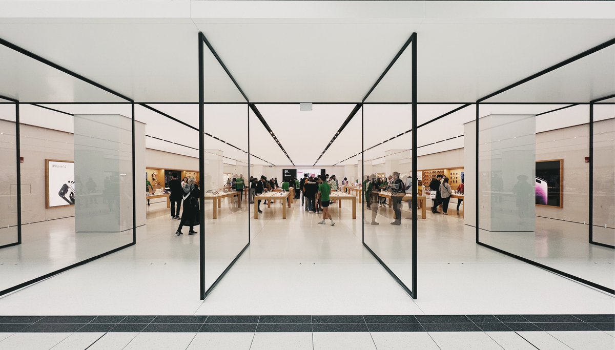 Vanishing Point
Apple Eaton Centre (R121)