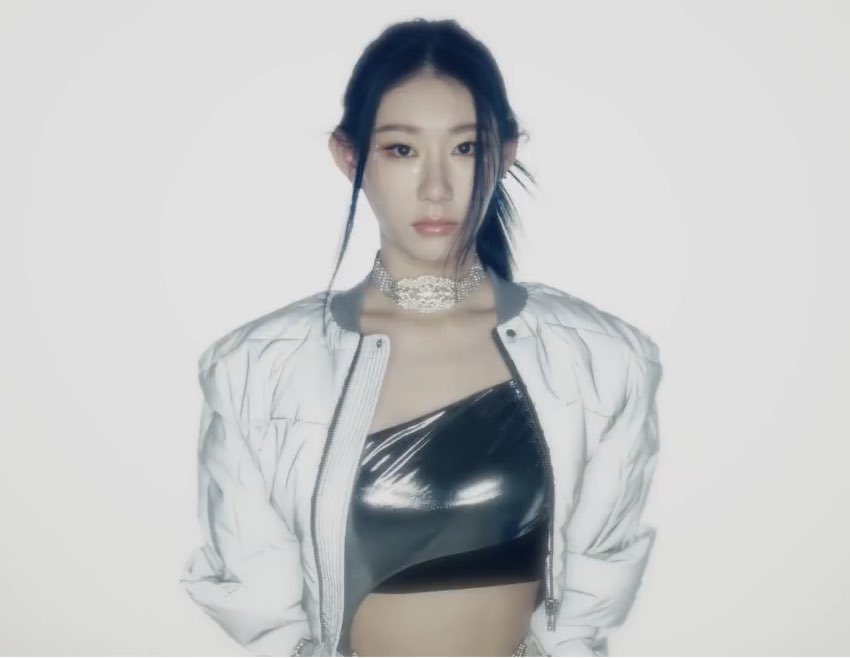 chaerpics's tweet photo. LEE CHAERYEONG FROM ITZY EVERYONE https://t.co/cwUU3j9xKg